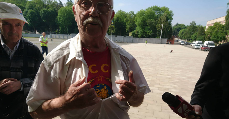 День Победы во Львове: футболка с надписью СССР, разрисованный памятник и возложения цветов