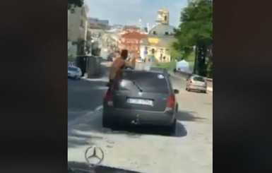 В Киеве полуголый мужчина со спиртным в руках вылез из окна иномарки