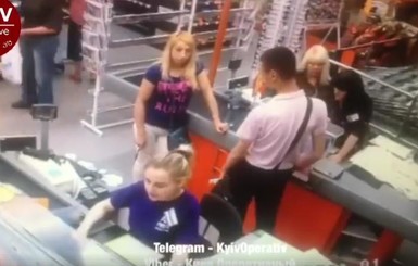 В Киеве, в присутствии десятков свидетелей и камер наблюдения, обокрали кассиршу супермаркета