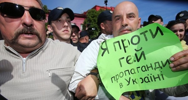 Порошенко ответил на петицию о запрете ЛГБТ-маршей