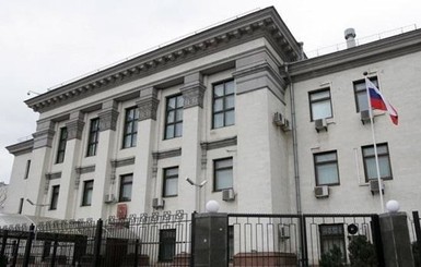 Под посольство РФ в Киеве принесли символические гробы