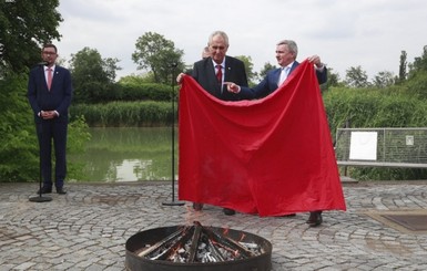 Президент Чехии Земан на брифинге сжег огромные красные 