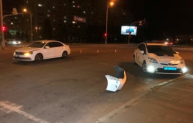 В Киеве столкнулись иномарка и полицейский 
