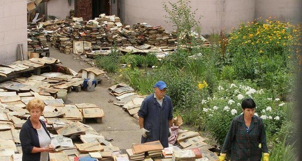 В Чернигове после потопа сушат архив старинных газет из библиотеки Короленко 