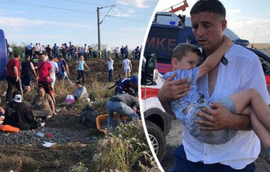 В Турции пассажирский поезд сошел с рельсов, более 10 человек погибли