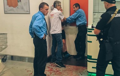 В киевском торговом центре женщина порезала себе вены из-за рюкзака за 500 гривен