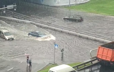 В Киеве ливень затопил часть Левобережки, в соцсетях шутят 