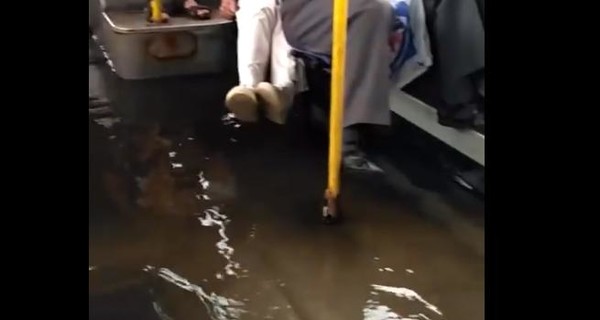 Не автобус, а болото: с ценой в 8 гривен за билет киевляне ездят по колено в воде 