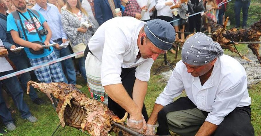 ХХV Международный гуцульский фестиваль: Тайны карпатской кухни и за что Руслану Сеничкину поставили пятерку