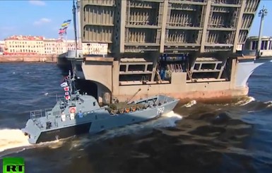 Российский десантный катер врезался в мост во время парада