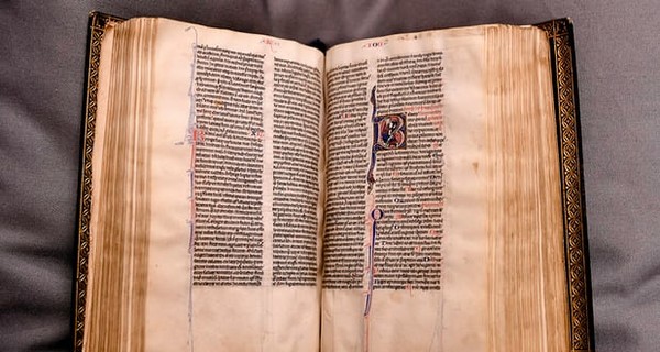 В Кентерберийский собор вернули пропавшую 500 лет назад Библию