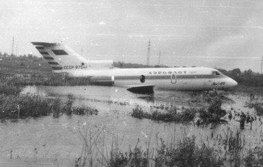 Первый рейс ЯК-40 из Каунаса в Симферополь аварийно приземлился на болотах киевских Осокорков