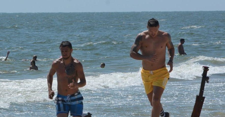 Усик и Ломаченко устроили совместную пробежку на пляже Одессы