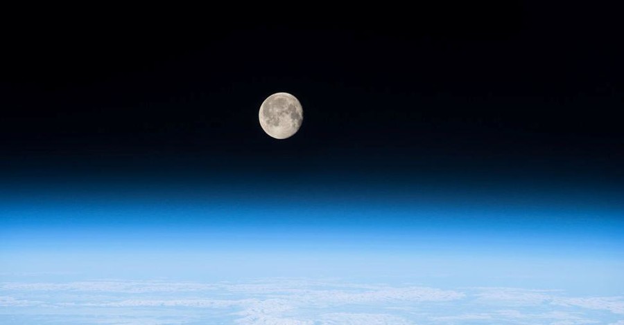 Ученые NASA впервые нашли на Луне замерзшую воду