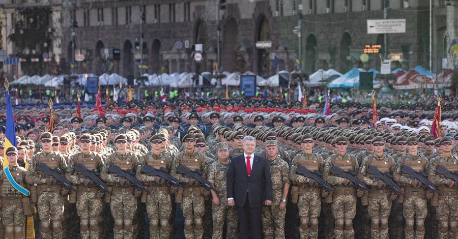 Порошенко сфотографировался на фоне нескольких тысяч военных