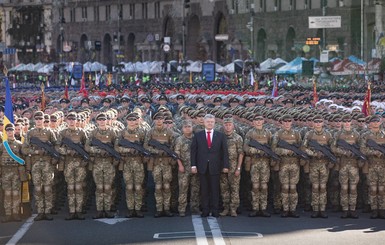 Порошенко сфотографировался на фоне нескольких тысяч военных