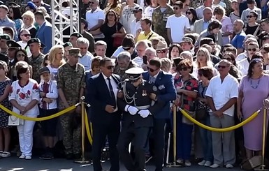 Во время речи Порошенко на параде упали в обморок двое военных