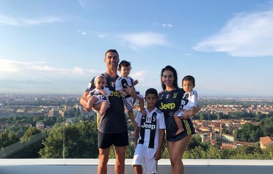 Роналду перевез семью в роскошную виллу в Турине