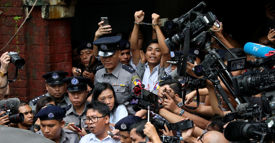 В Мьянме двоих журналистов Reuters приговорили к семи годам тюрьмы