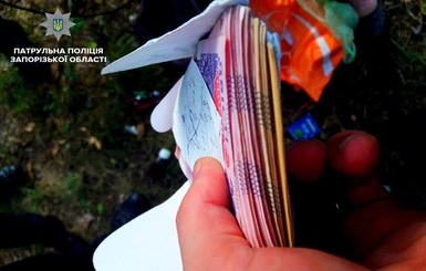 В Запорожье полиция вернула пенсионерке украденную сумку с целым состоянием