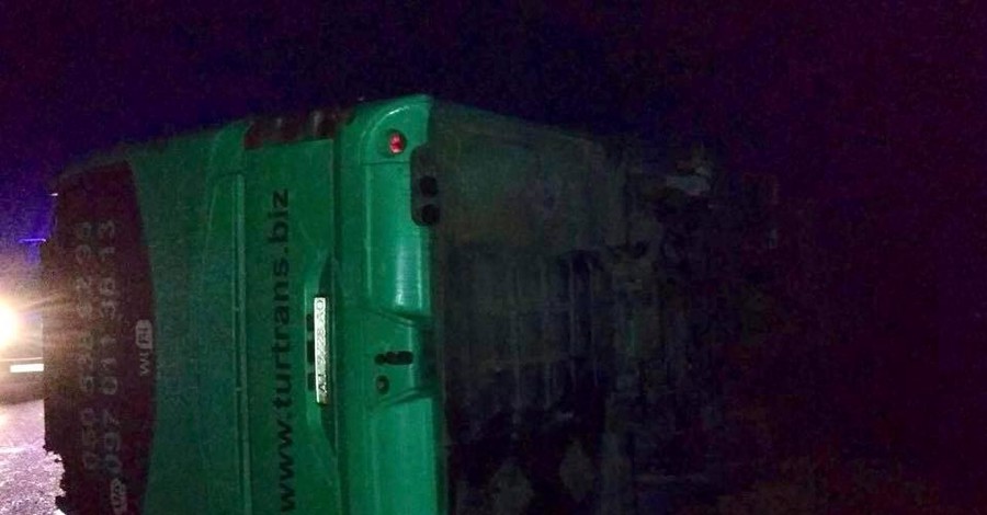 На Львовщине столкнулись автобус и легковушка: погиб водитель, 20 людей травмированы