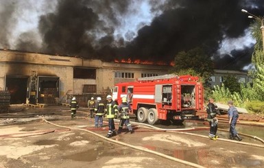 Более 18 часов тушили пожар на картонном комбинате в Житомире