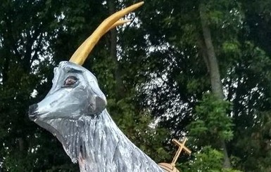 В Козельце поставили памятник козлу. Жители в шоке
