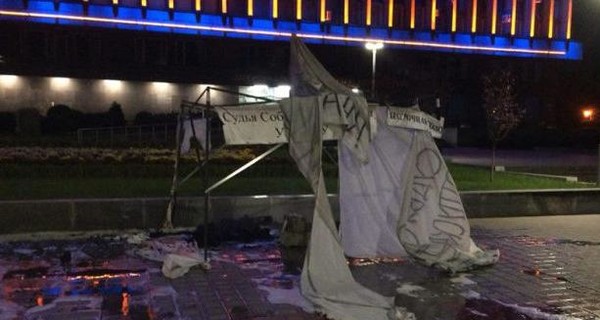 Под Запорожской облгосадминистрацией сожгли палатку протестующего