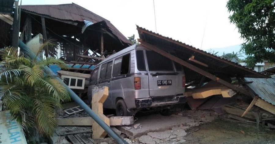 Землетрясение и цунами в Индонезии привели к гибели 384 человек