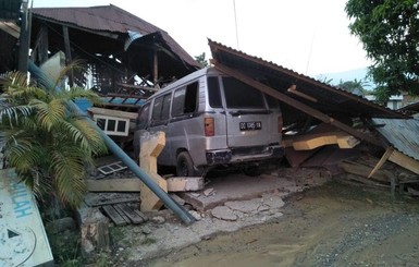 Землетрясение и цунами в Индонезии привели к гибели 384 человек