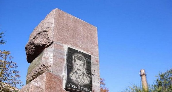 В Кривом Роге декоммунизацию памятника провели с помощью скотча