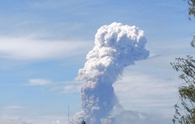После смертельного цунами в Индонезии началось извержение вулкана [видео]