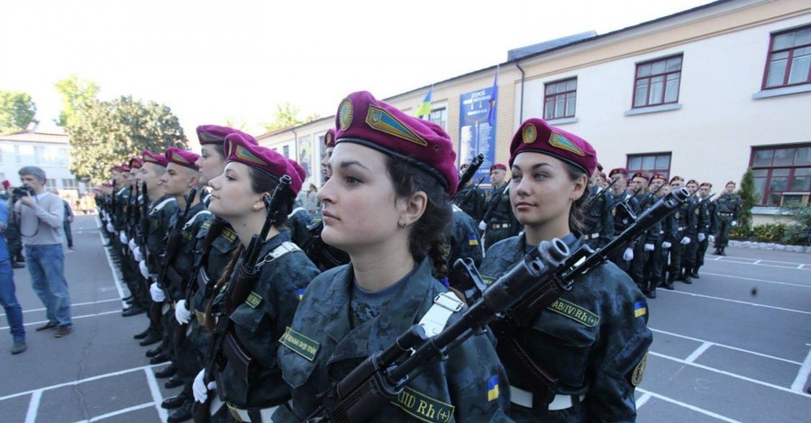 Порошенко подписал закон об уравнении прав женщин и мужчин на военной службе