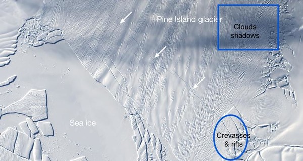 В одном из ледников Антарктиды образовалась 30-километровая трещина