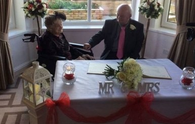 Любви все возрасты покорны: 100-летняя британка вышла замуж за 74-летнего возлюбленного