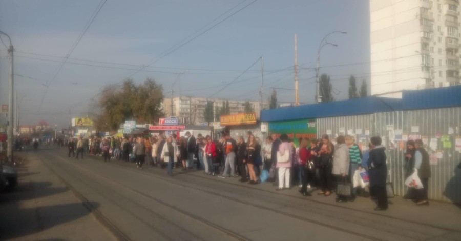 В Киеве на синей ветке метро поломался поезд, движение приостановили