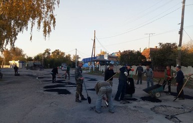 На Полтавщине селяне устали ждать ремонта дороги - отремонтировали сами