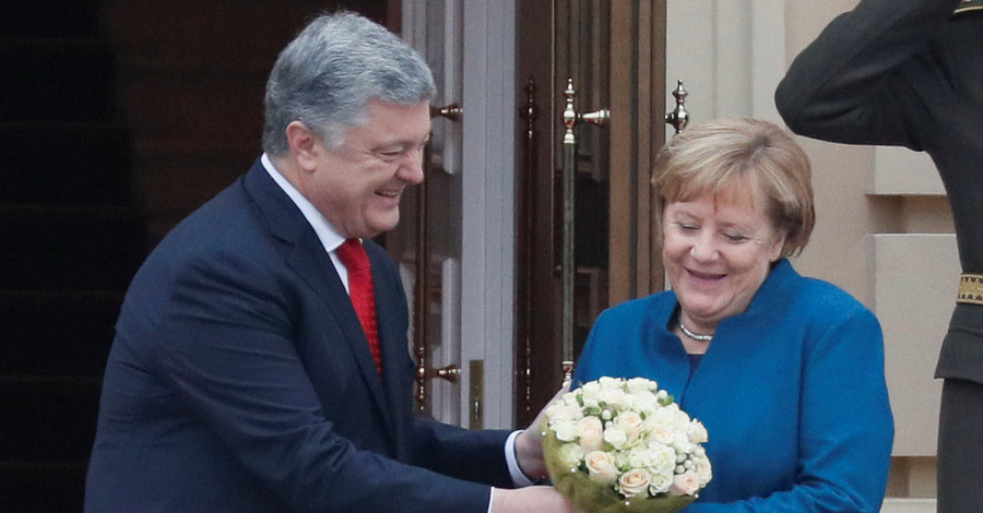 В сети сравнивают букеты для Меркель от Путина и Порошенко