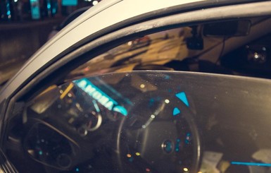 В Киеве таксист зажал окном руку полицейского и протащил его несколько метров