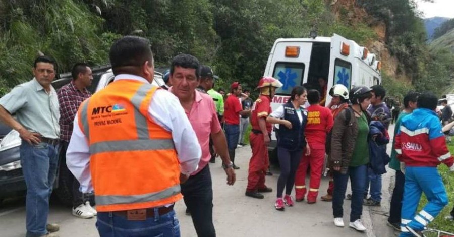 В Перу автобус с детской футбольной командой упал в пропасть