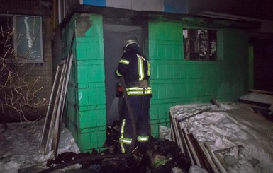 В Киеве бездомные устроили пожар в многоэтажке