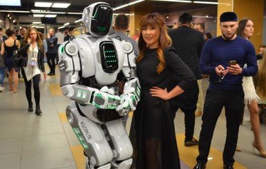 На форуме в России человека в костюме робота выдавали за самого современного робота
