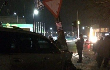 В Ивано-Франковске пьяный водитель протаранил маршрутку и влетел в столб