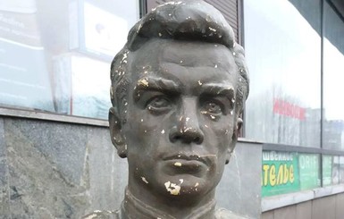 В Запорожье пытаются опознать героя Советского Союза по найденному бюсту