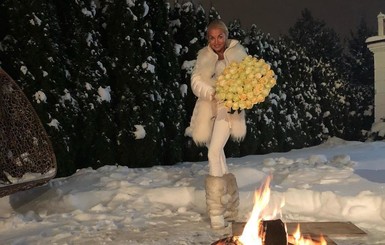 Волочкова начала новый год с купания обнаженной в чане