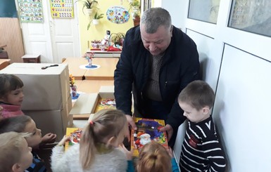 Укрлендфарминг Бахматюка подарил детям десятки тысяч сладких подарков