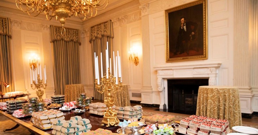 Трамп заказал в Белый дом 300 бургеров