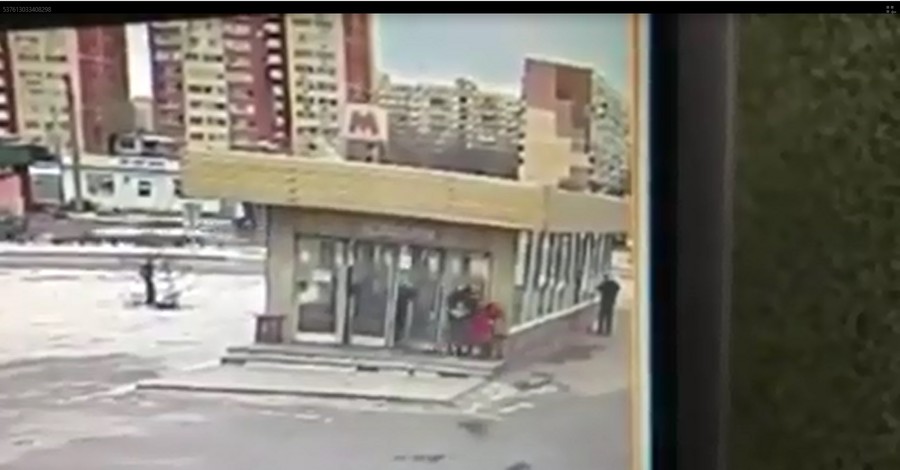 На входе в метро Днепра мужчина напал на девочку