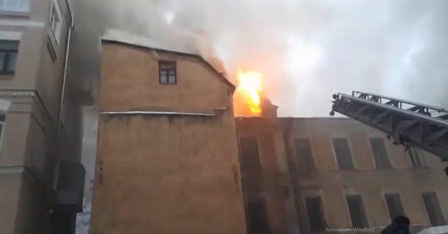 В правительственном квартале горит историческое здание