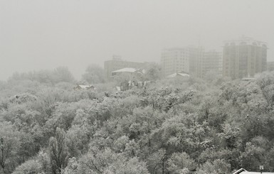 Возвращение зимы. Киев завалило снегом, в Днепре и Харькове второй день отменяют авиарейсы